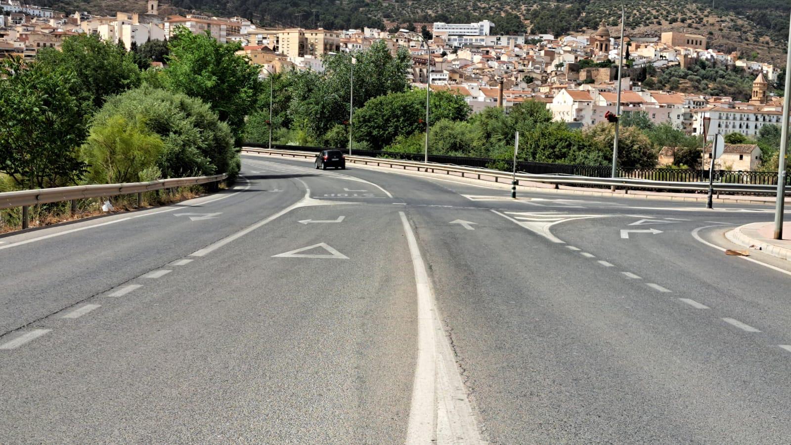 Una nueva rotonda en la carretera A-4154 en Loja  incrementar la seguridad en un punto con alta siniestralidad a la salida del puente Aliatar  
